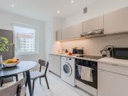 Sophisticated Simplicity: Cozy Apartment in Neukölln,...