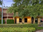 Sophisticated Townhouse In Perfect Position