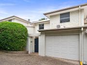 Sort after townhouse close to it all