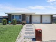 SPACE, COMFORT & COASTAL CONVENIENCE IN SOUGHT AFTER...