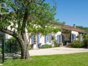 Spacieuse maison quercynoise avec piscine et dépendance...