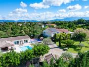 Spacieuse villa traditionnelle avec piscine et...