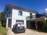 SPACIEUX AVEC JARDIN AU BORD DU LAC