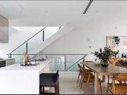 Spacious 1 bedroom apartment overlooking Port Phillip Bay