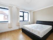 Spacious 1 bedroom flat with shared garden