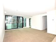 Spacious 2 Bed 2 Bath 1 Carpark Modern Apartment in CBD