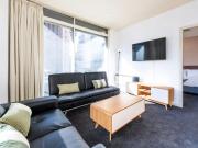 Spacious 2 Bed 2 Bath Apartment in Melbourne CBD...
