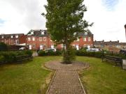 Spacious 2 bed flat in kingswood city centre