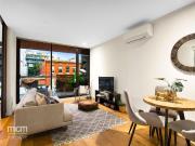 Spacious 2 bedroom apartment in Carlton!