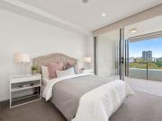 Spacious 2 Bedroom Apartment with 2 Parking and River...