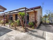 Spacious 2 Bedroom Villa ! Perfect proximity to beach...