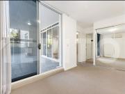 Spacious 2 bedroom near train station