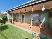 spacious 3 bed with cottage freestan.