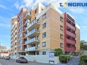 Spacious 3 bedroom apartment with 3 car parks in heart...