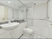 Spacious 3 Bedroom Art Deco Apartment with CBD Skyline...