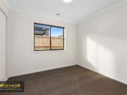 Spacious 3 Bedroom Home and 1 Car Parks in Tarneit