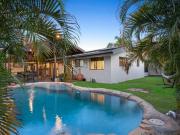 Spacious 4 Bedroom Family Home in Coombabah Paradise Point!