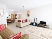 Spacious 4 Bedroom Family House with Garden