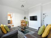 Spacious 4BR, Parking, Near Centre, Accommodates 8