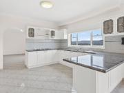 Spacious 5 Bedroom Home plus Studio & Views