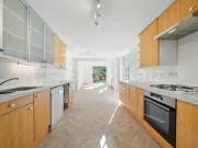 Spacious 6 Bedroom House with Garden on Fairbridge Road