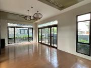 Spacious 6BR House & Lot with 2 Car Garage FOR...