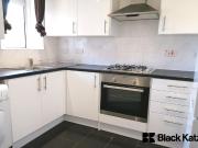Spacious and bright three bedroom flat in a small...