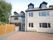 Spacious and modern 2 bed flat with private garden