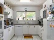 “Spacious Apartment in Leafy Highgate Hill!”