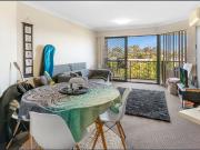 Spacious Apartment in Prime Southport Location !