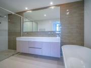 Spacious Apartment with Stunning Marina, Swan River and...