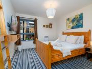 Spacious apartment with views/1min from DLR