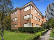 Spacious Art Deco Elegance Opposite Albert Park Lake