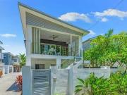 Spacious Balmoral Townhome Walk to Everything