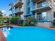 Spacious Beachside Apartment In Mermaid Beach
