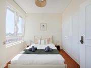 Spacious bedroom in a 10 room apartment in Saldanha,...