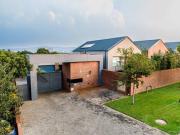 spacious & contemporary 3 bed duplex.