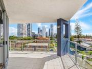 Spacious Corner Apartment with Ocean Views in Boutique...