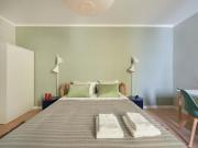Spacious double bedroom in a 12 bedroom apartment in...