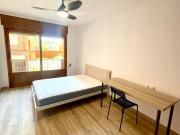 Spacious double bedroom in Alicante next to Marq...