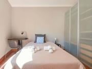 Spacious double bedroom in Avenida Room 1