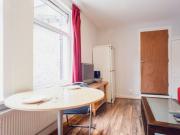 Spacious double bedroom next to Tottenham Hale tube...