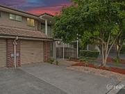 SPACIOUS ENTERTAINER'S DELIGHT SET IN A PRIVATE &...