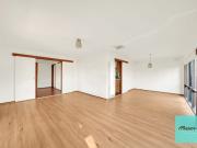 Spacious Family Home: a short stroll to Shopping Center