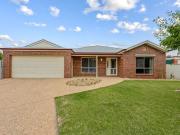 SPACIOUS FAMILY LIVING IN QUIET COURT
