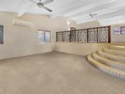 Loganlea Spacious & Private Family Residence