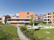 Spacious, light flooded rooms with a green environment /...