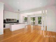 Spacious Modern Home with Courtyard & Double Garage