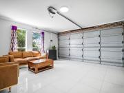 Spacious Modern Townhouse – Walk to Doonside Station