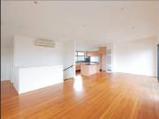 SPACIOUS, MODERN TOWNHOUSE WITH COURTYARD & DOUBLE GARAGE